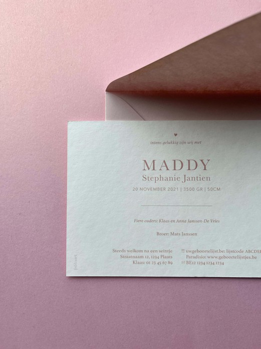 Minimalistisch geboortekaartje met witte folie en oranje zijkant