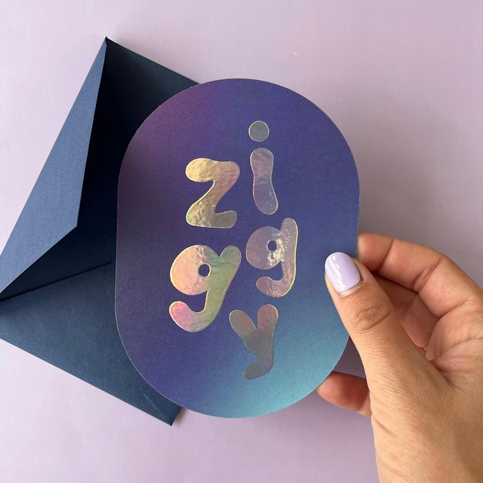 Geboortekaartje met holografische folieprint en ovale boogvorm | Stoer en uniek ontwerp