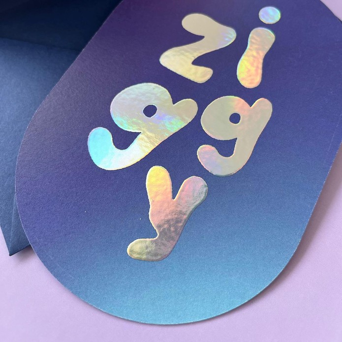 Geboortekaartje met holografische folieprint en ovale boogvorm | Stoer en uniek ontwerp