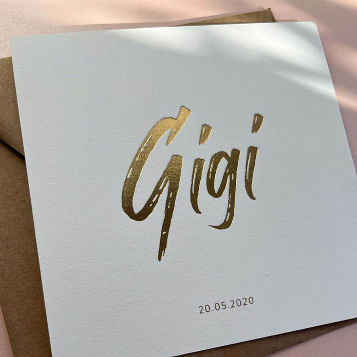 Stoer, simpel geboortekaartje met klassieke goudfolie