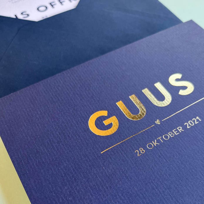Strak donkerblauw geboortekaartje op structuurpapier