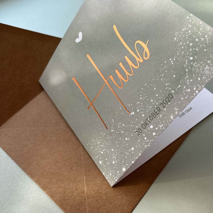 Waterverf geboortekaartje in mosgroen met mat-koper naam