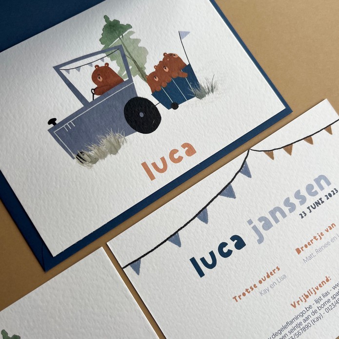 Speels geboortekaartje met illustratie van tractor grote broers