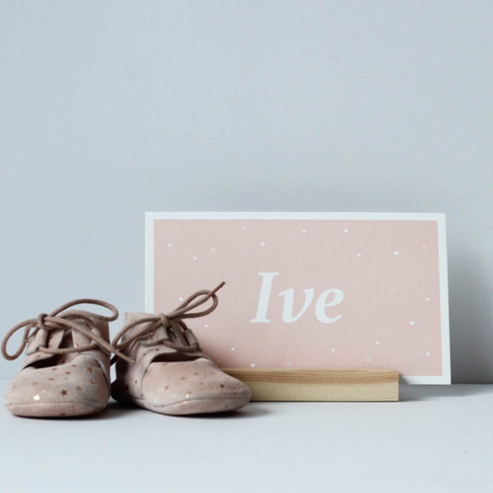 Simpel oudrozxe geboortekaartje met witte hartjes