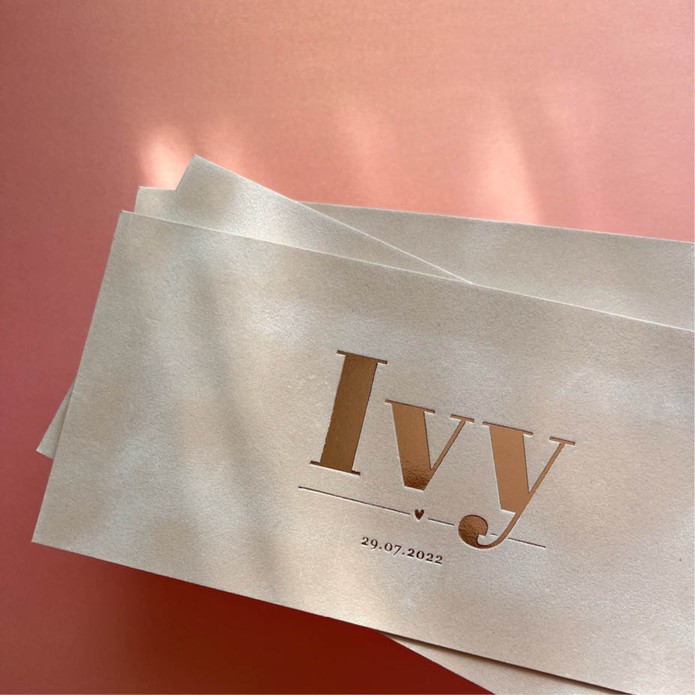 Klassiek geboortekaartje velvet nude roze met rosé goudfolie