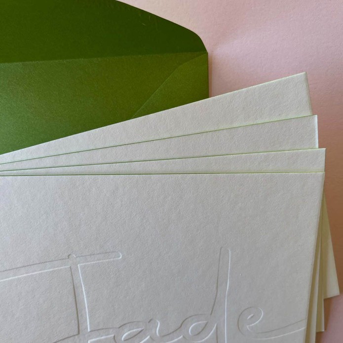 Sober wit geboortekaartje met naam in blinddruk