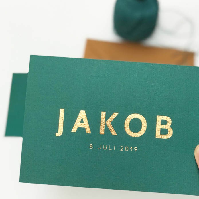 Groen geboortekaartje met bronskleurig folie