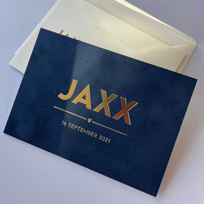 Stoer geboortekaartje van écht velvet met grote naam, lijntje, hartje en strakke datum in goudfolie