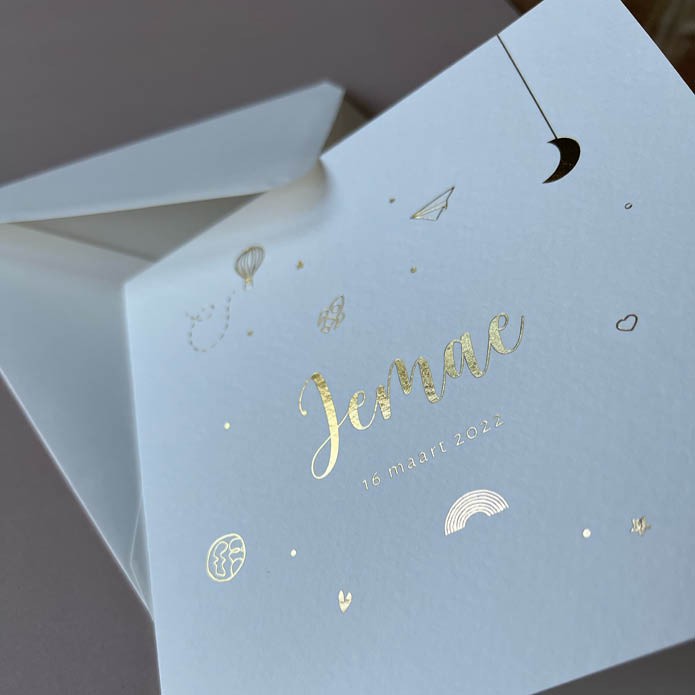 Speels geboortekaartje met gouden icoontjes