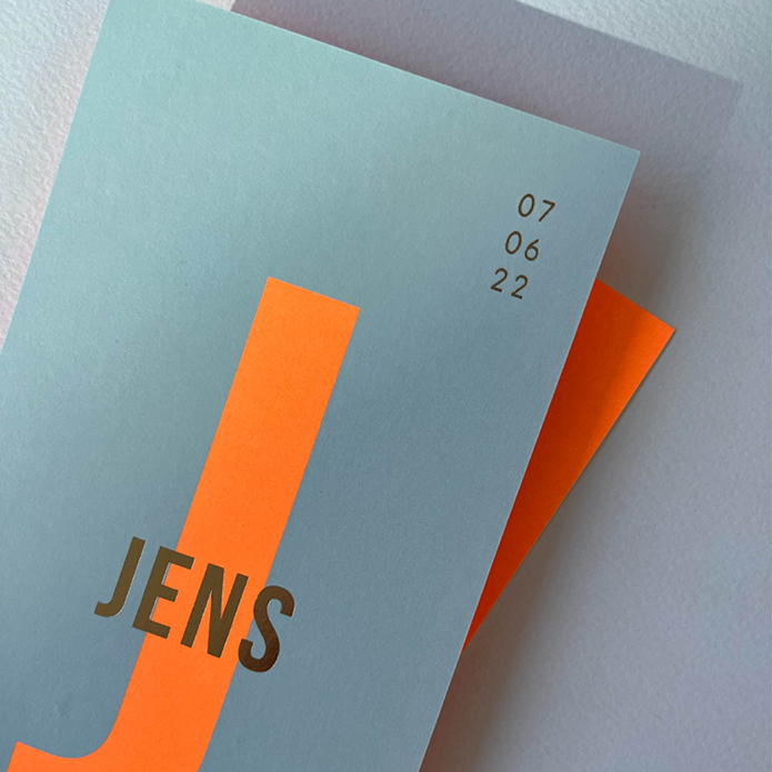 Geboortekaartje neon inkt met grote letter en foliedruk naam