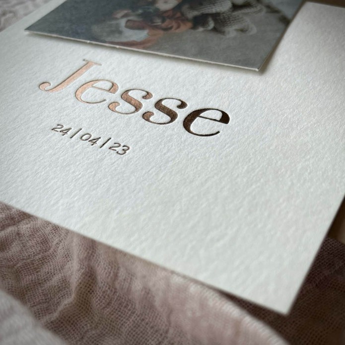 Sereen geboortekaartje met klassieke koperbruine foliedruk