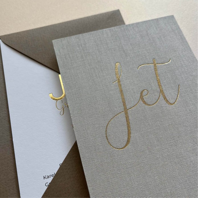 Klassiek linnen geboortekaartje met goudfolie