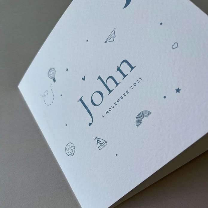 Speels geboortekaartje met ijsblauwe icoontjes