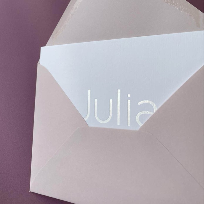 Wit sereen geboortekaartje met parelmoer glinsterende  foliedruk