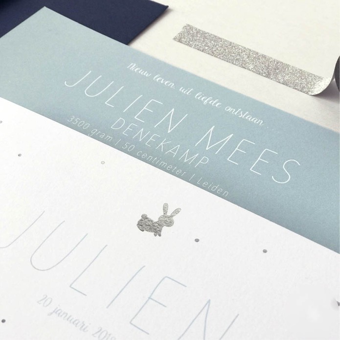 Geboortekaartje ijsblauw met zilverfolie konijn