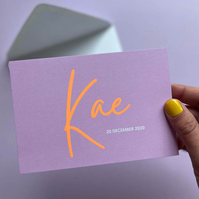 Strak geboortekaartje meisje met oranje en lila
