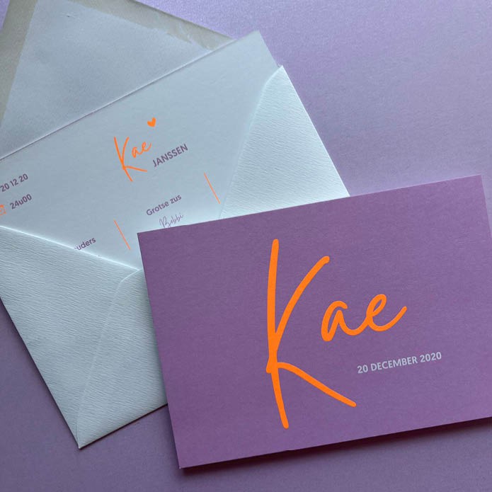 Strak geboortekaartje meisje met oranje en lila