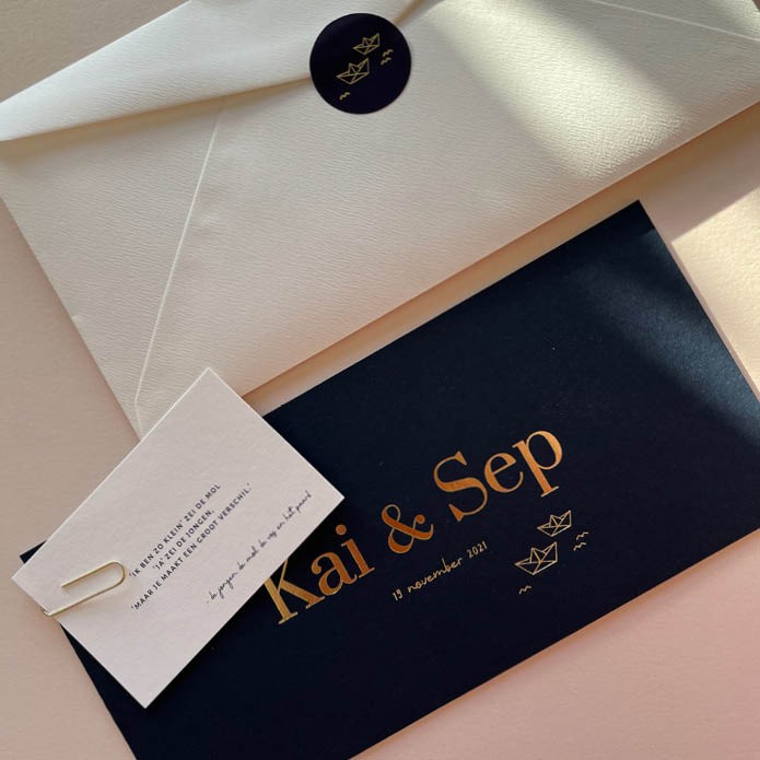 Luxe geboortekaart met goudfolie, bootjes en golven