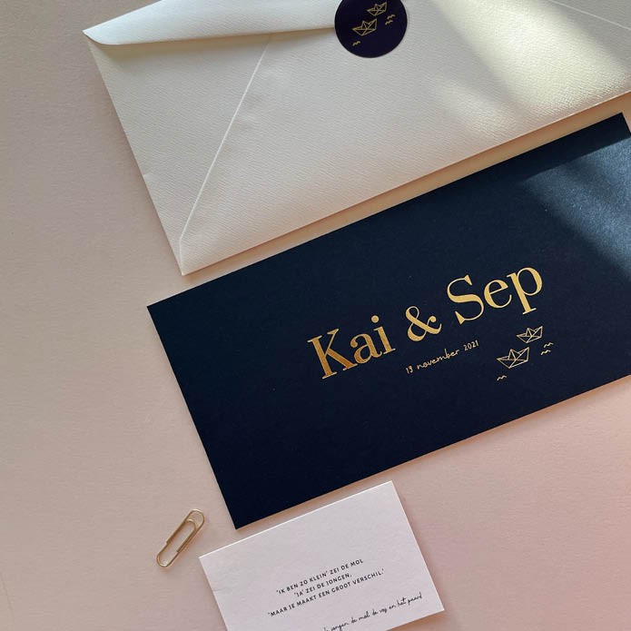 Luxe geboortekaart met goudfolie, bootjes en golven