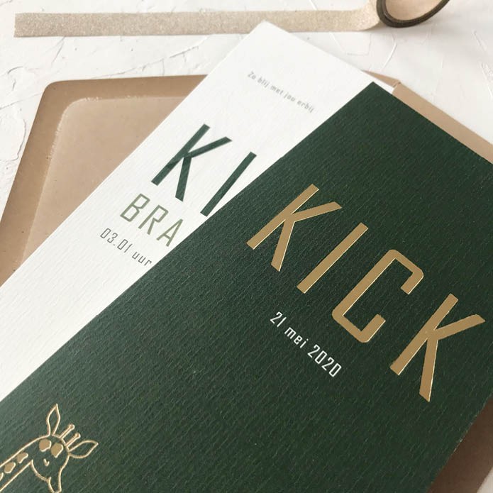 Langwerpig enkel geboortekaartje met gouden giraffe in foliedruk