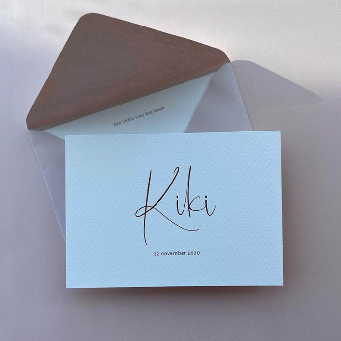 Sober en clean, wit geboortekaartje met sierlijke naam en datum in roségoudfolie