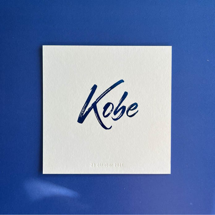 Uniek geboortekaartje met blauwe folie en blinddruk