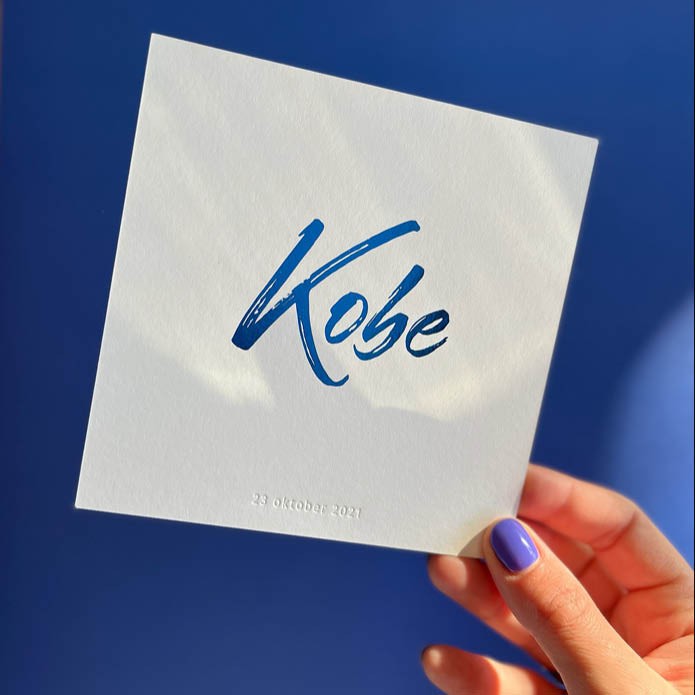 Uniek geboortekaartje met blauwe folie en blinddruk