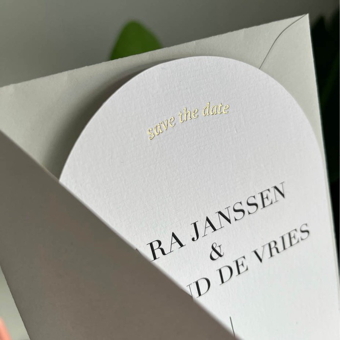 Klassieke save the date in boogborm met goudfolie