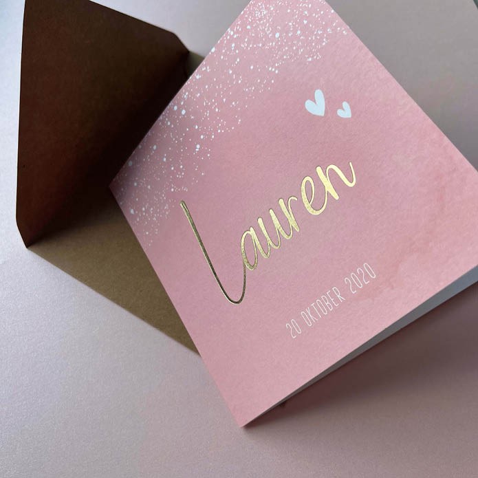 Waterverf geboortekaartje in lief roze met gouden naam
