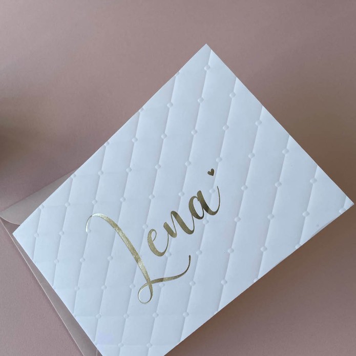 Romantisch chique geboortekaartje wit met kussentjes effect van reliëfdruk