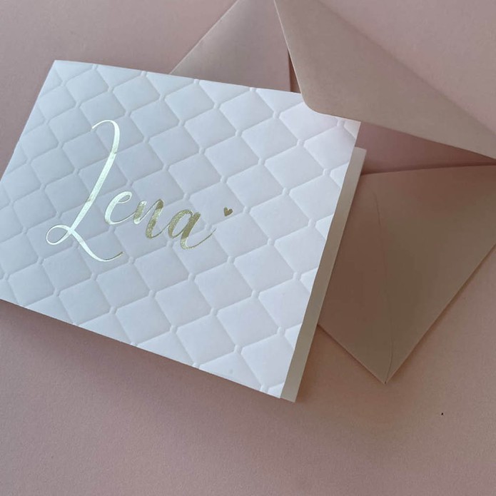 Romantisch chique geboortekaartje wit met kussentjes effect van reliëfdruk