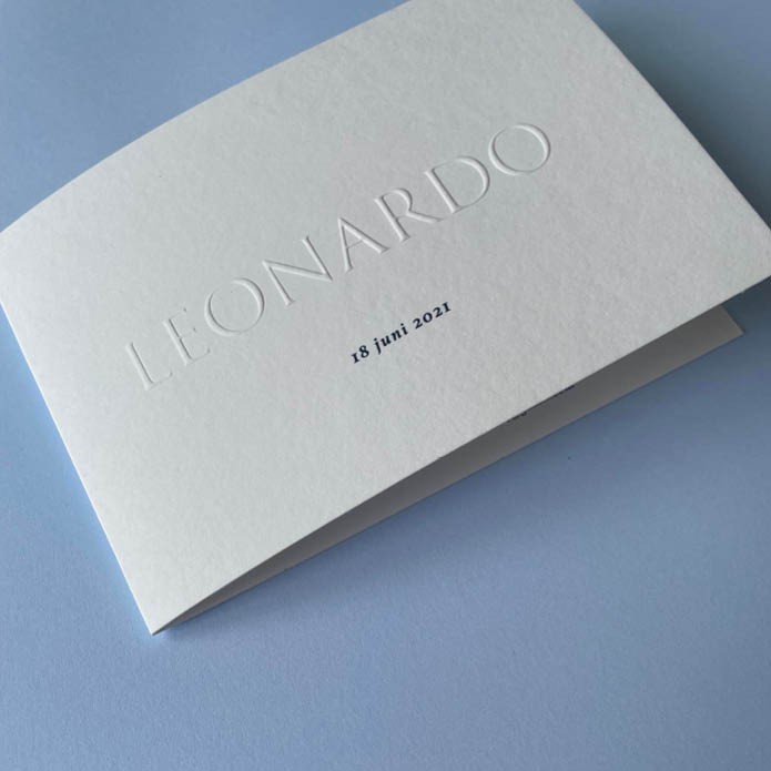 Klassiek geboortekaartje gevouwen met preeg