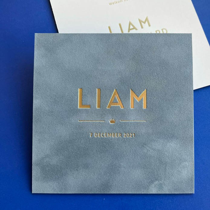 Écht velvet geboortekaartje blauw met kroontje en lijntje