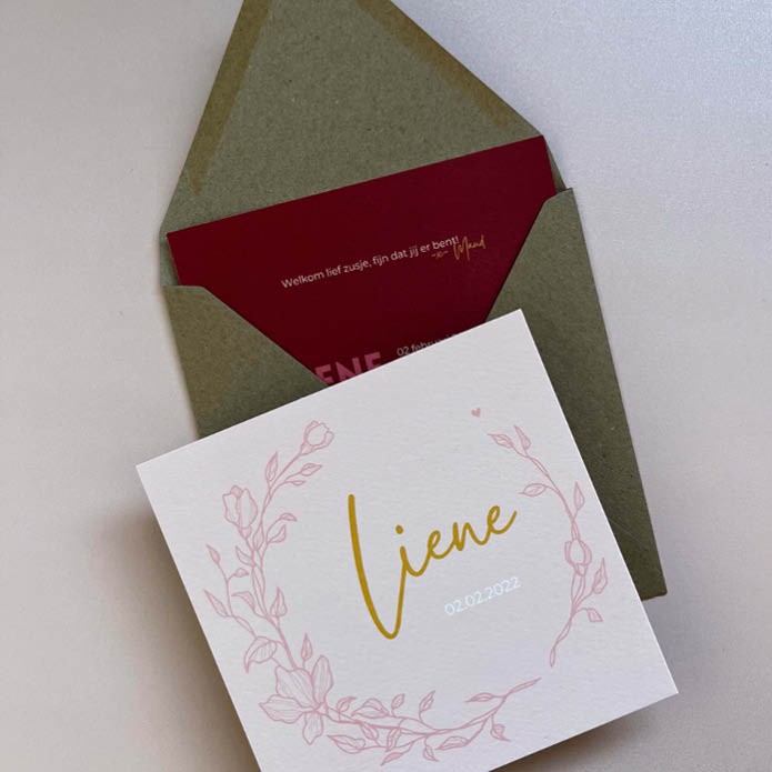 Lief geboortekaartje meisje met krans in roze