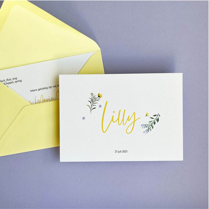 Meisjes geboortekaartje met bloemetjes geel lavendel