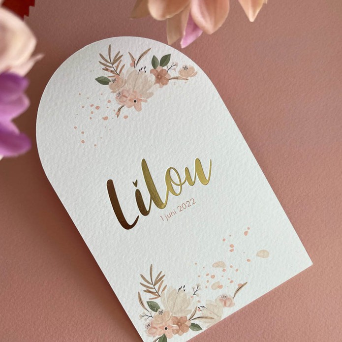 Lief geboortekaartje met bloemen en goudfolie