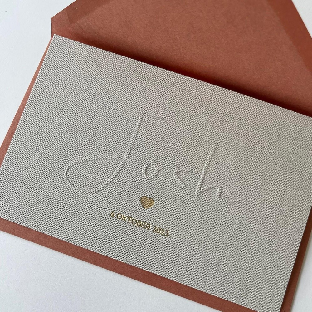 Linnen geboortekaartje met reliëfdruk