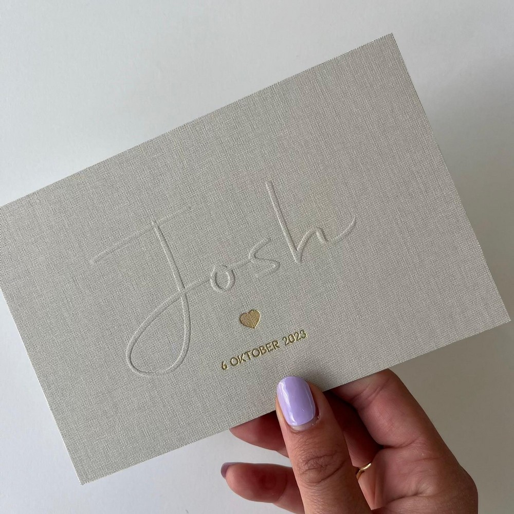 Linnen geboortekaartje met reliëfdruk