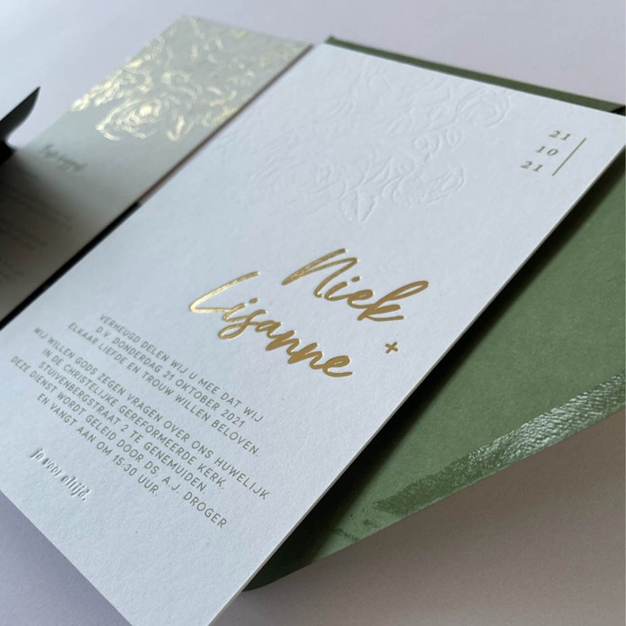Luxe trouwkaart met goudfolie en blinddruk bloemen