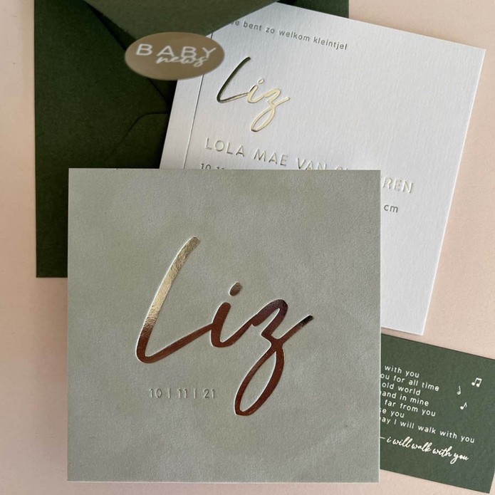 Écht velvet geboortekaartje meisje in groen