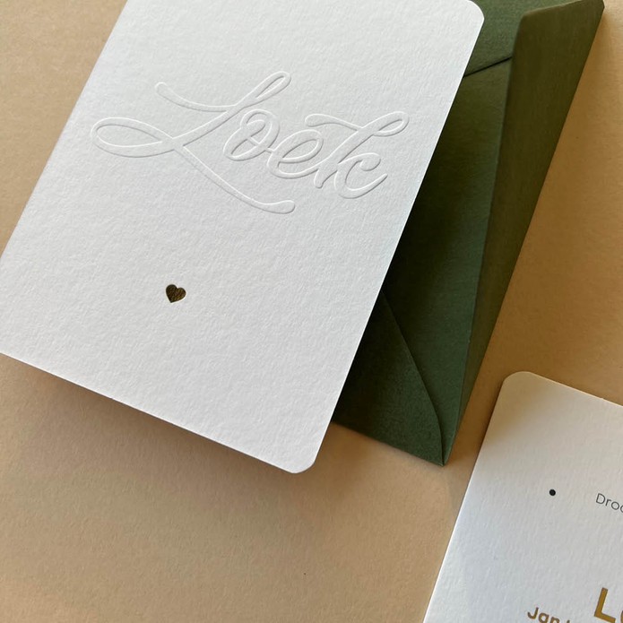 Sober en sereen geboortekaartje met naam in letterpress preeg verhoogd