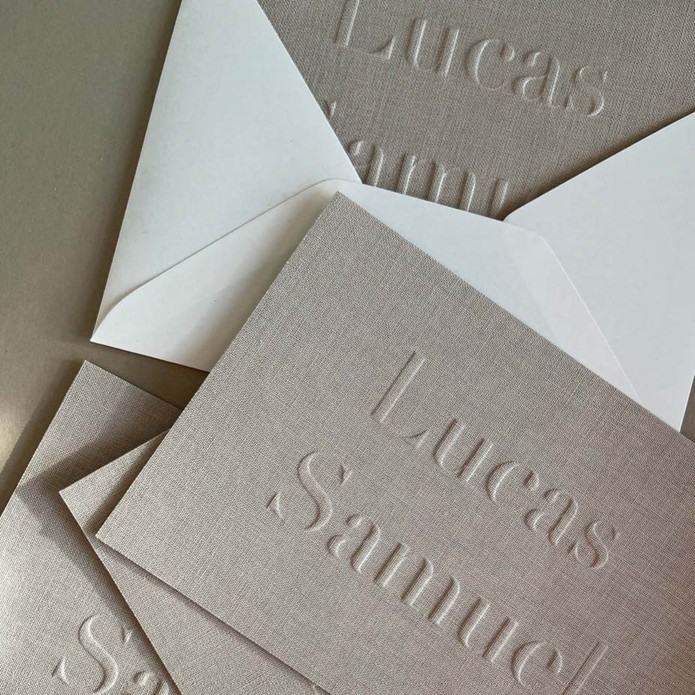 Linnen geboortekaartje met reliëfdruk