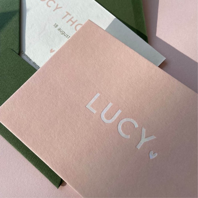 Uniek geboortekaartje zacht roze met bijzondere folie