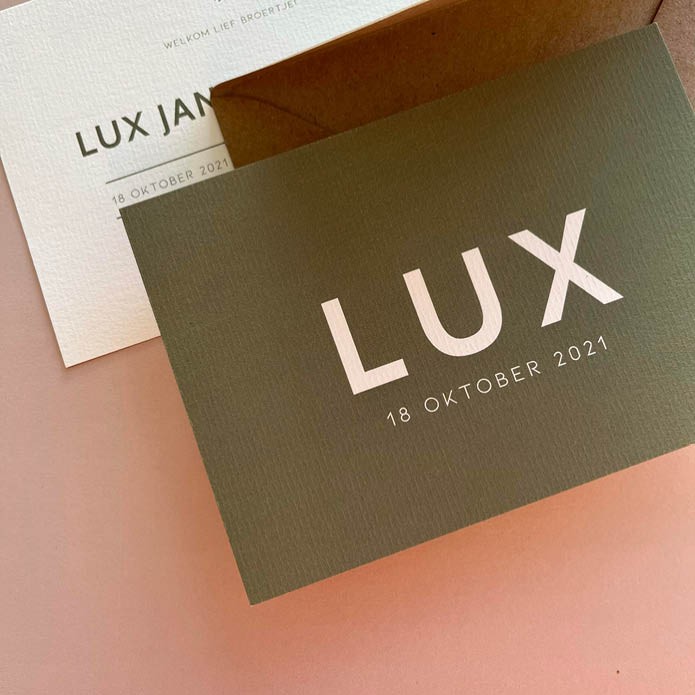 Mosgroen geboortekaartje met strakke letters in wit