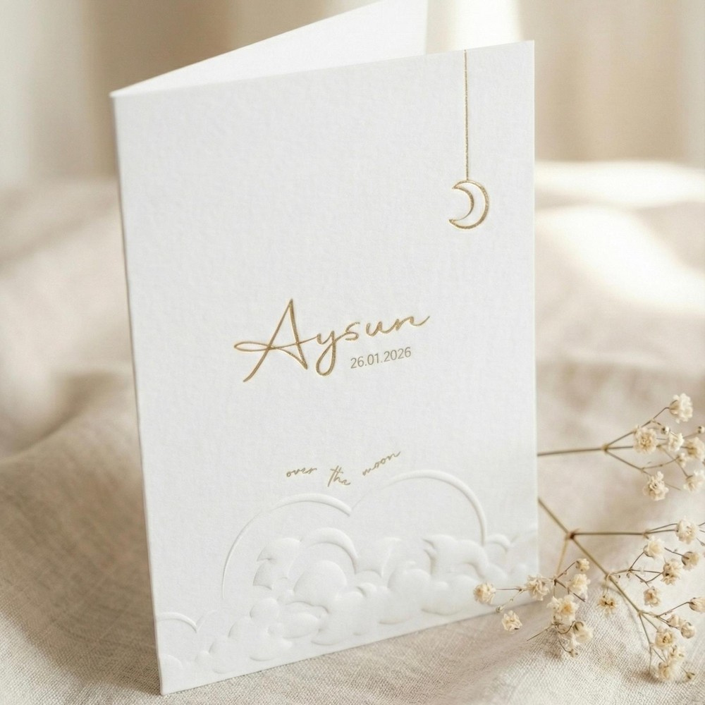 Luxe gevouwen geboortekaartje met reliëf wolken en goudfolie naam