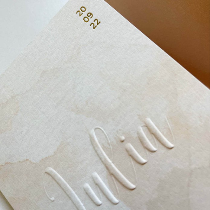 Rustig waterverf geboortekaartje met preeg en goudfolie