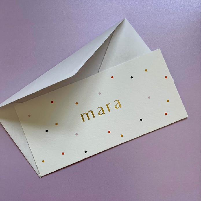 Vrolijk geboortekaartje met goudfolie