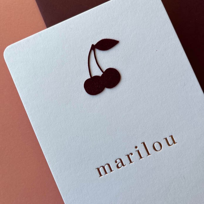 Prachtig geboortekaartje wit rood kersje en ronde hoeken