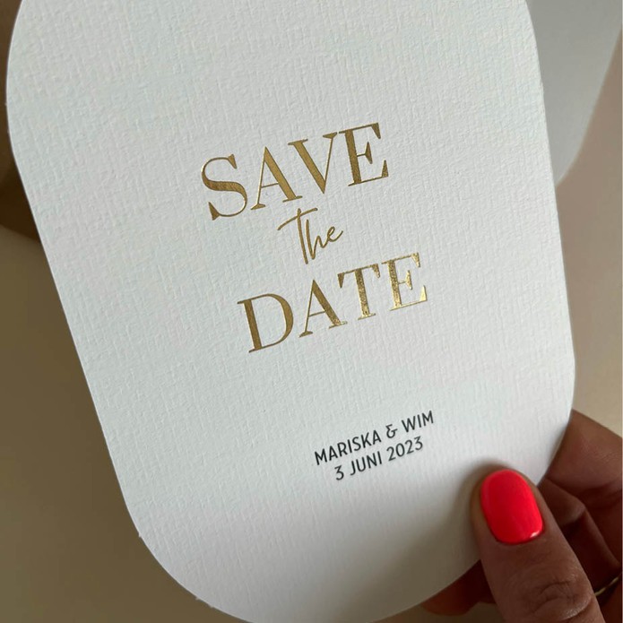 Minimalistische save the date met goudfolie