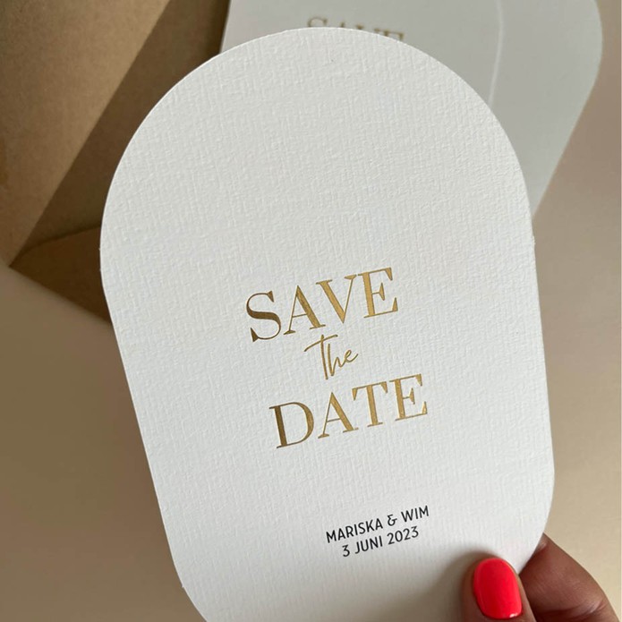 Minimalistische save the date met goudfolie